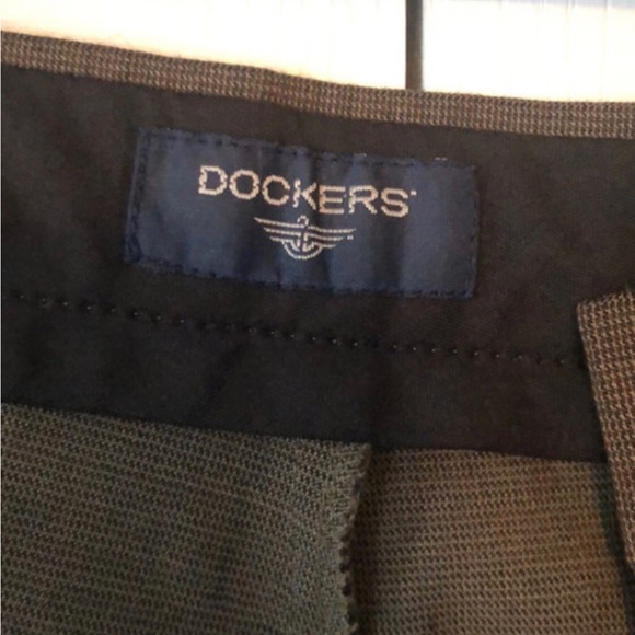 Two pairs of men’s Dockers - Picture 15 of 15